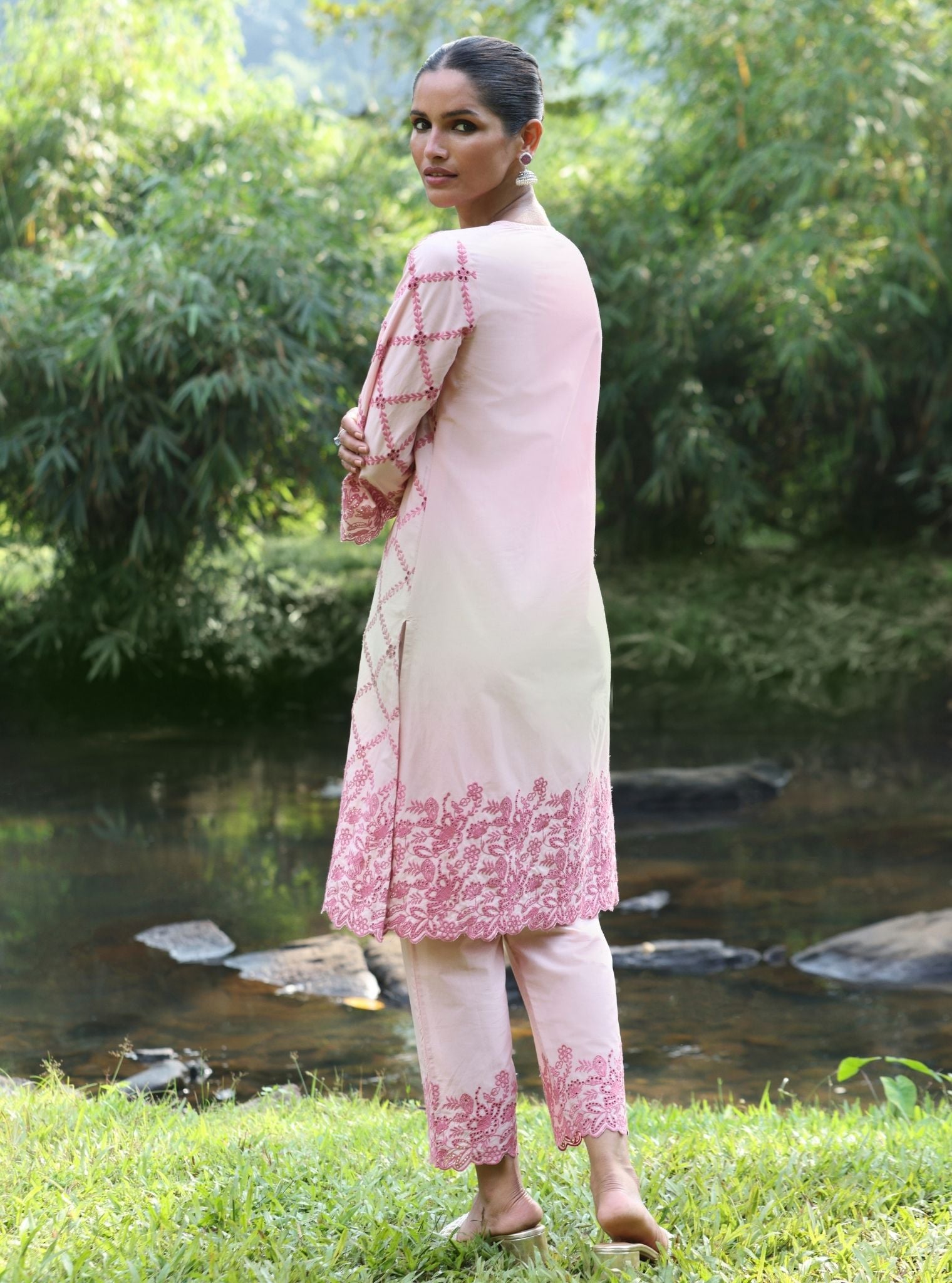 Mulmul Cotton Eesvari Light Pink Kurta With Mulmul Cotton Eesvari Light Pink Pant