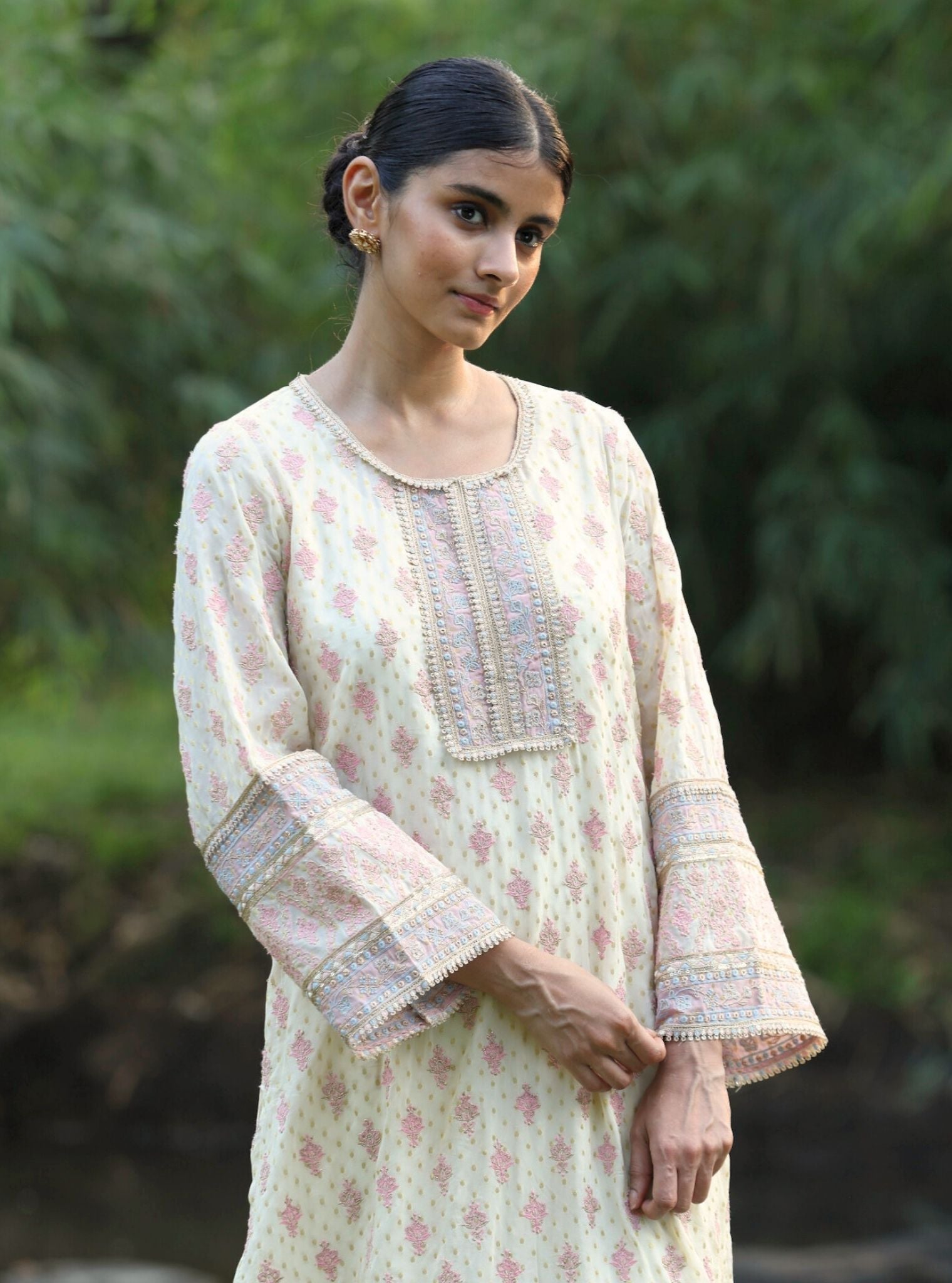 Mulmul Banarsi Dhoom Off White Kurta With Mulmul Banarsi Dhoom Off White Pant