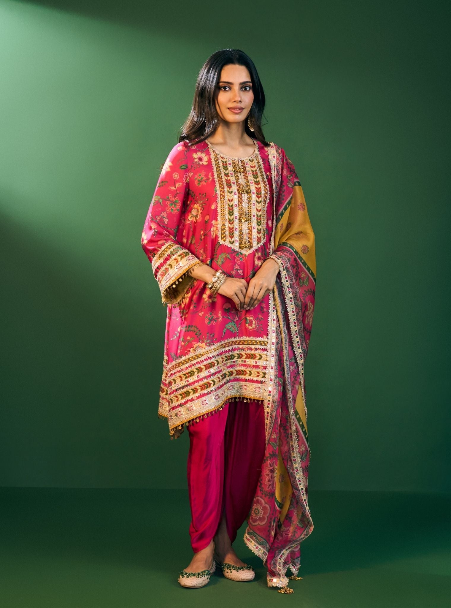 Sahi Cupro Satin Printed Fuschia Kurta Set