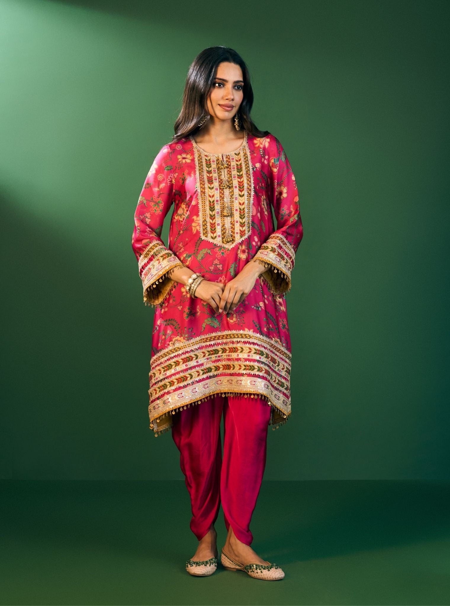 Sahi Cupro Satin Printed Fuschia Kurta Set