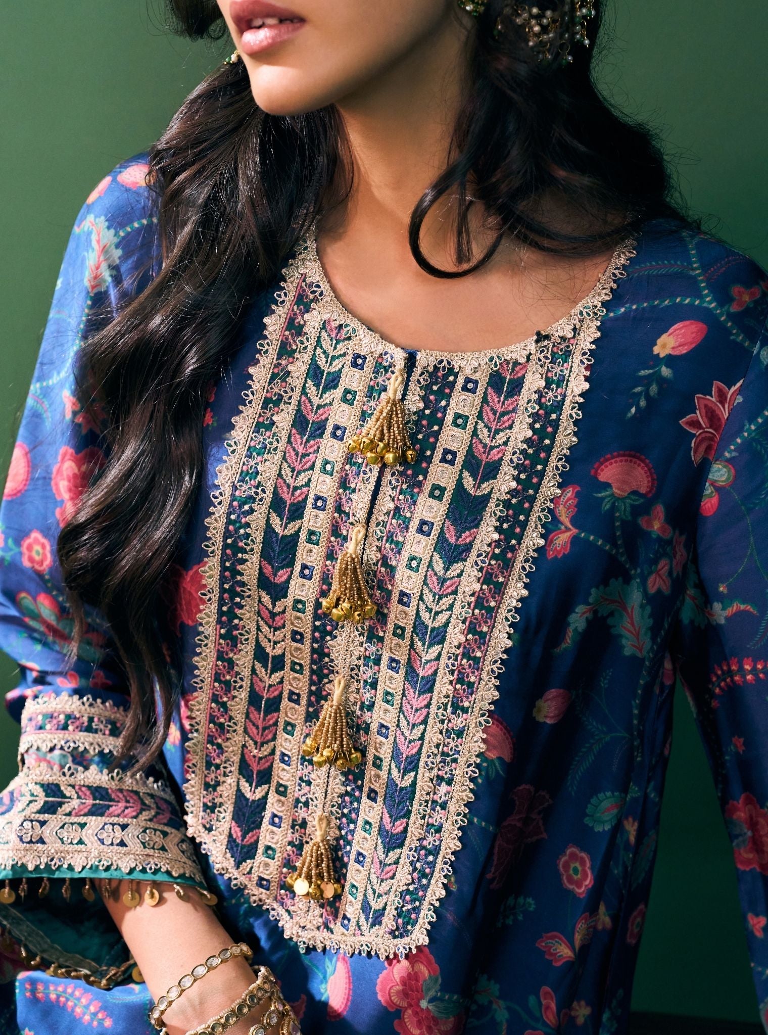 Sahi Cupro Satin Printed Navy Kurta Set