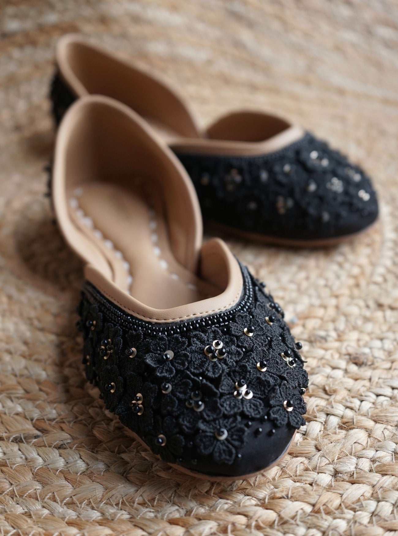 Aarohi Black Vegan Jutti