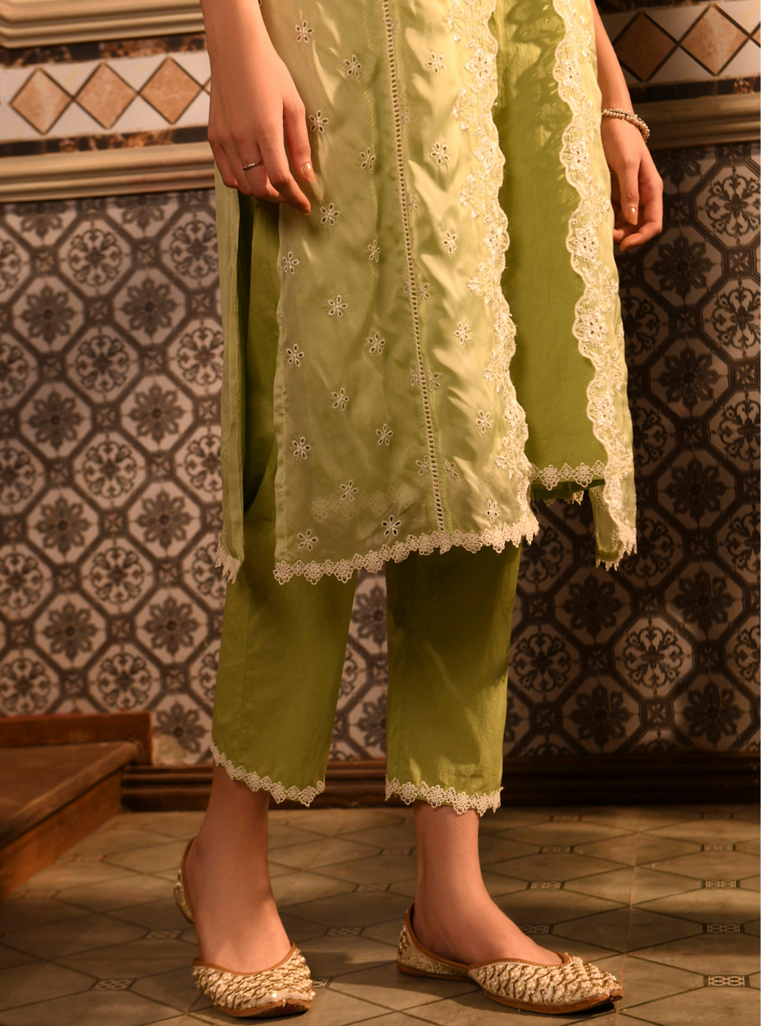 Mulmul Organza Paheli Green Kurta With Mulmul Cotton Paheli Green Pant