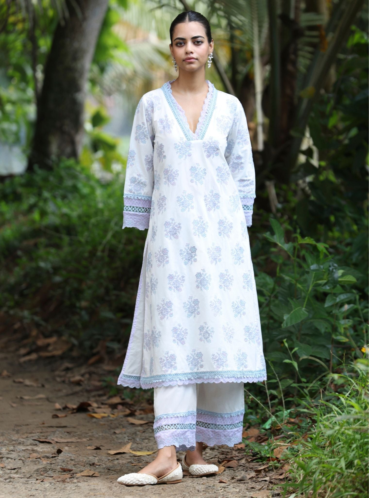 Mulmul Cotton Arasi White Kurta With Mulmul Cotton Arasi White Pant