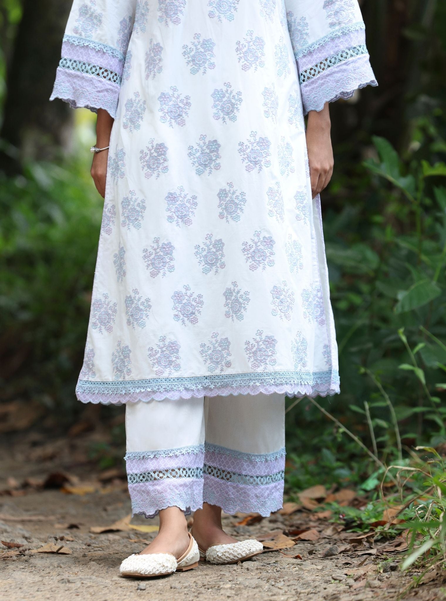 Mulmul Cotton Arasi White Kurta With Mulmul Cotton Arasi White Pant