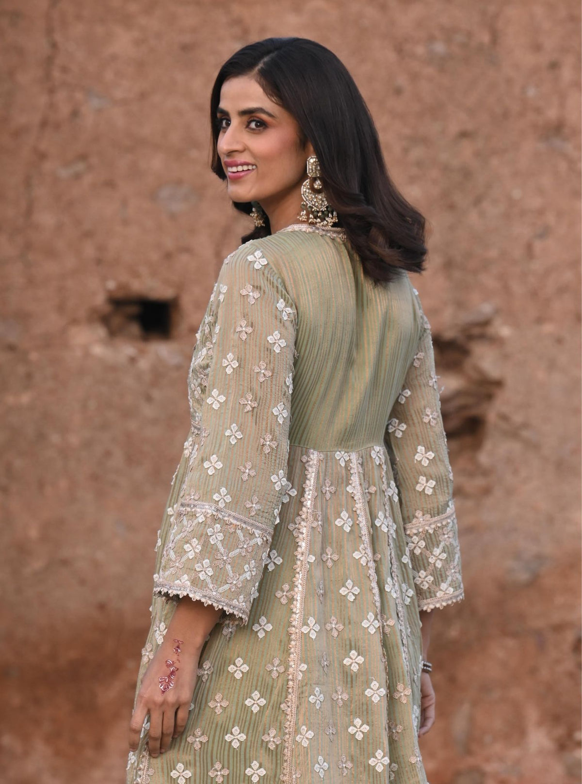 vastrang.in - Online Buy Sari, Salwar Suit, Gown, Lehengas, Kurti