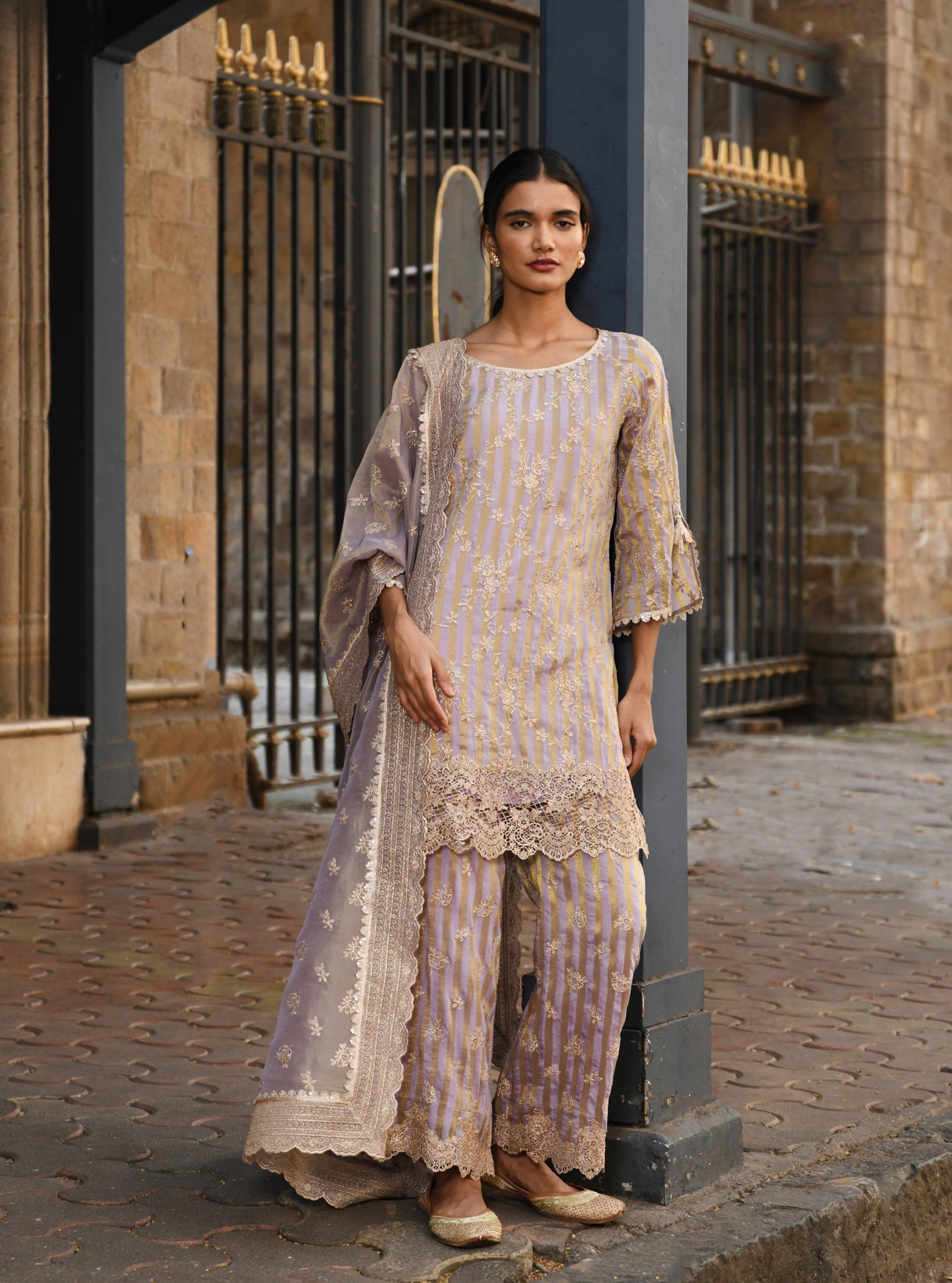 Mulmul Banarsi Paheri Lavender Kurta With Mulmul Banarsi Paheri Lavender Pant