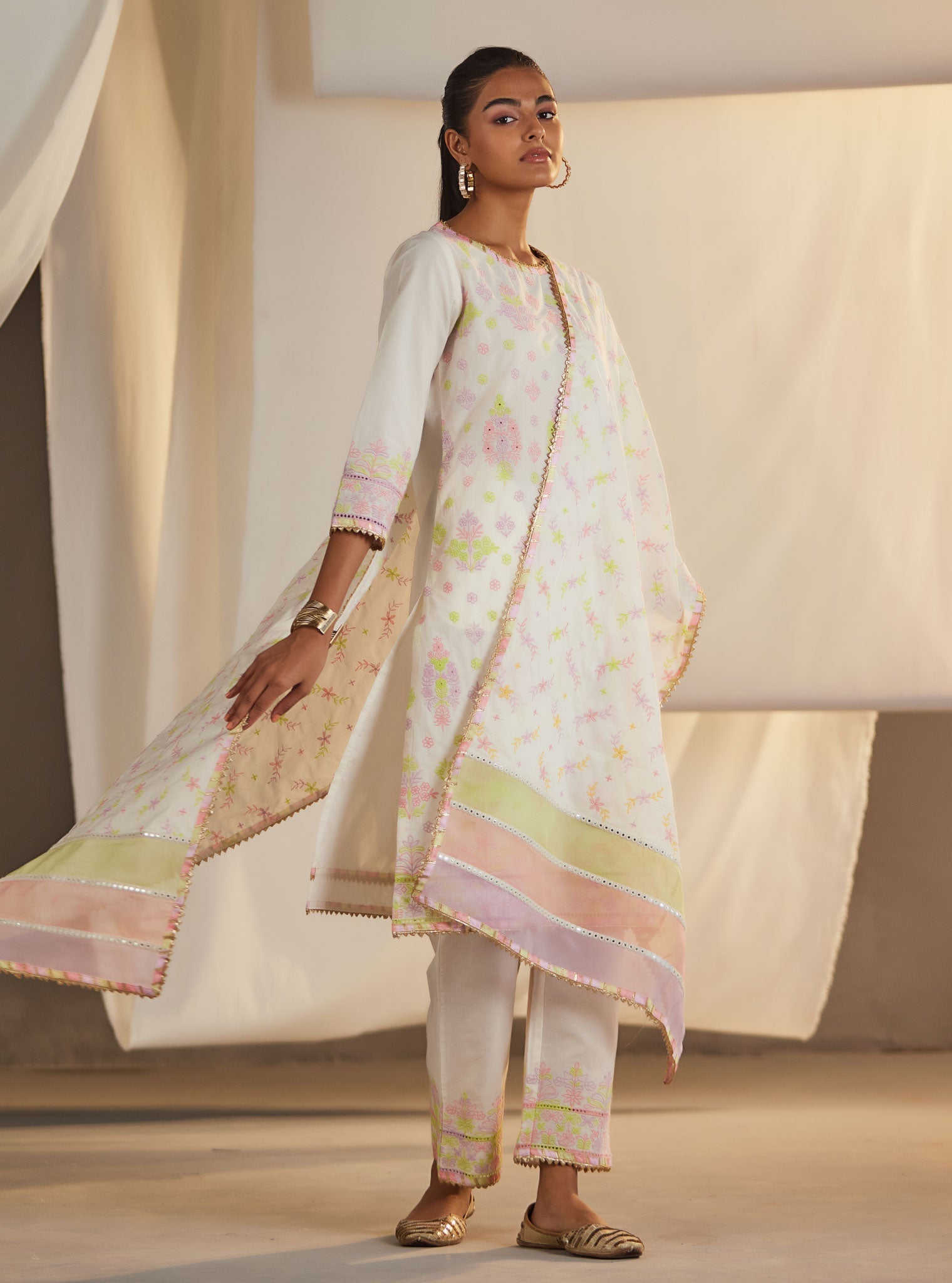 Mulmul Cotton Zahava Off White/Lilac Kurta With Zahava Off White/Lilac Pant