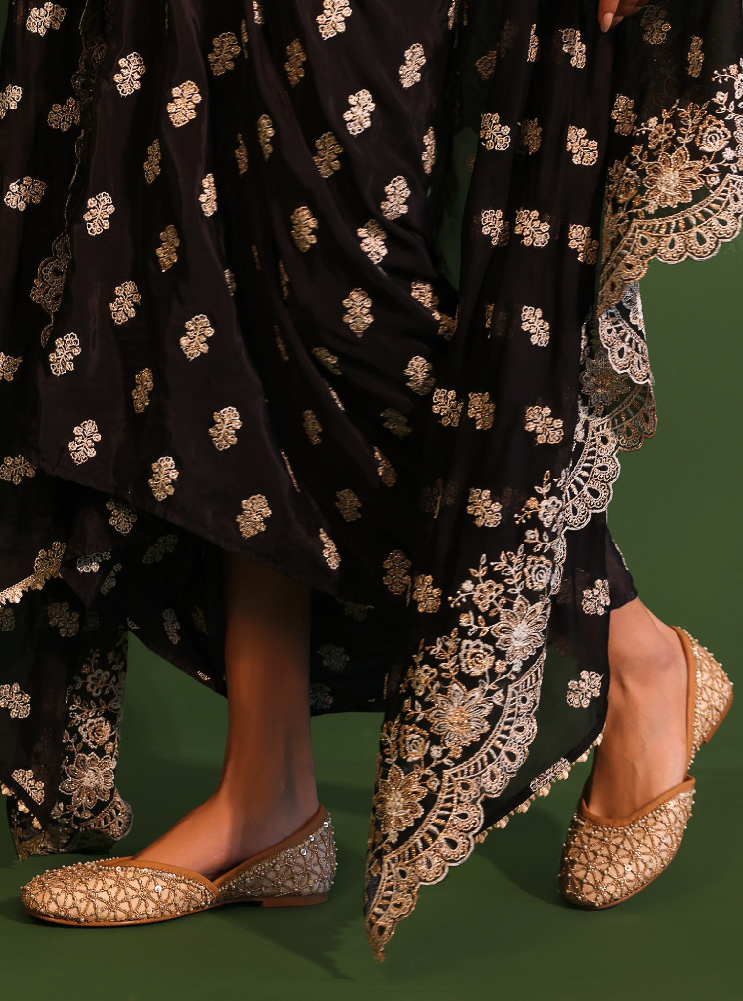 Mulmul Nutan Gold Jutti
