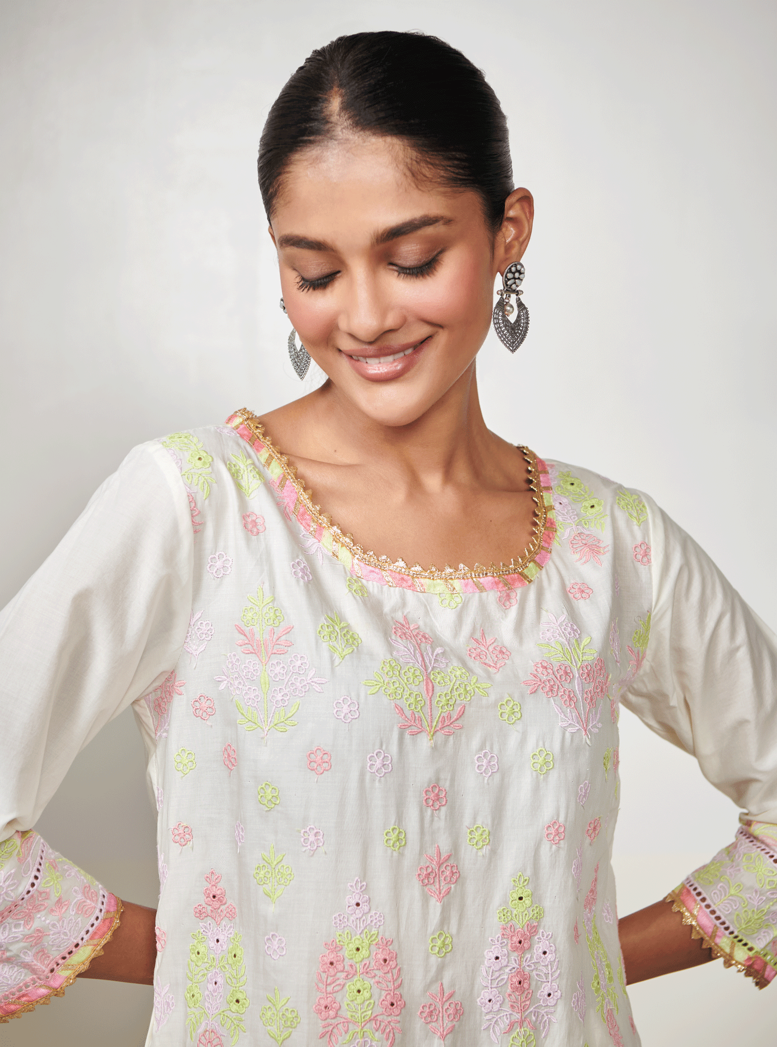 Mulmul Cotton Zahava Off White/Lilac Kurta With Zahava Off White/Lilac Pant