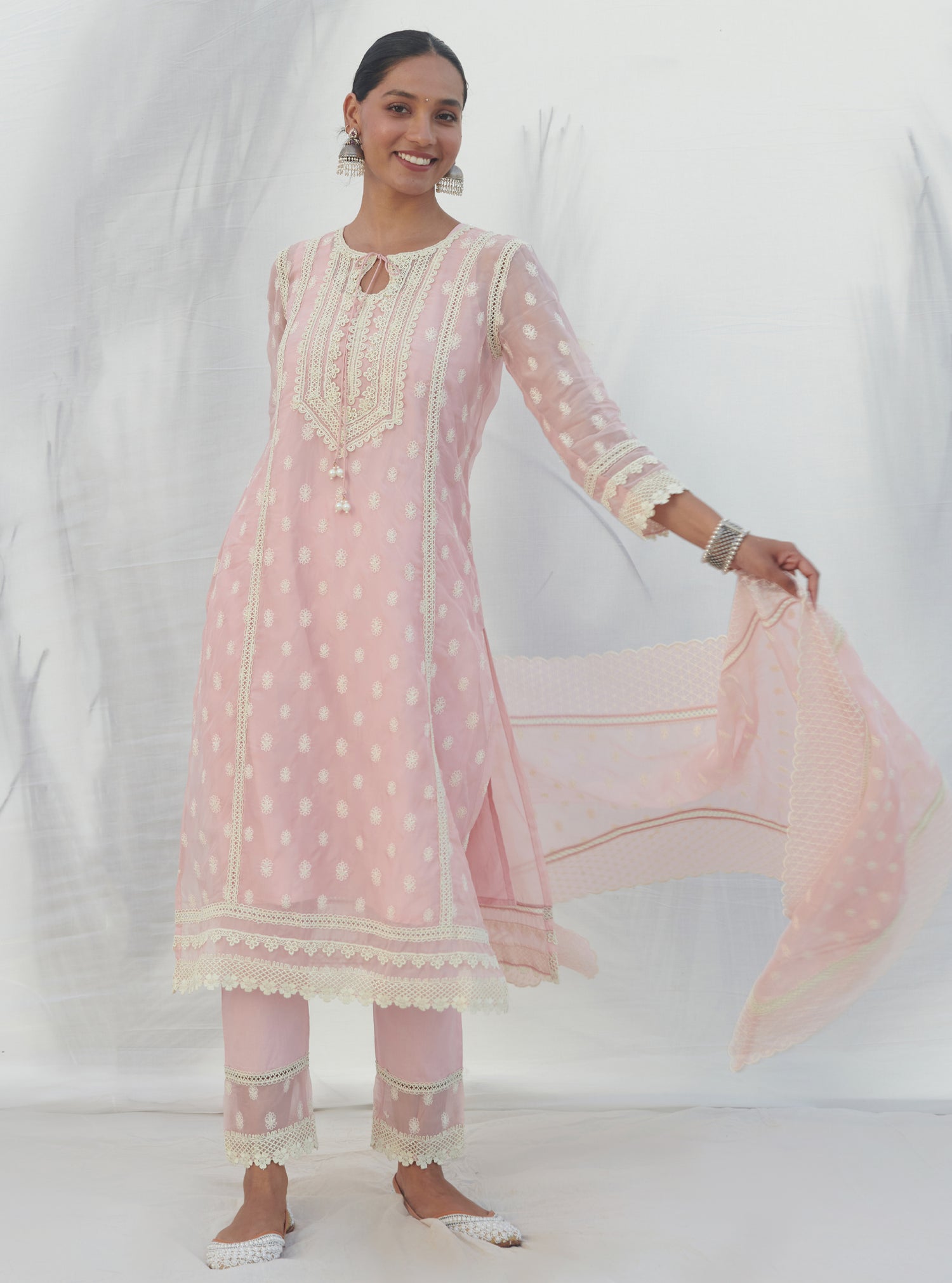 Mulmul Amnayaa Pink dupatta