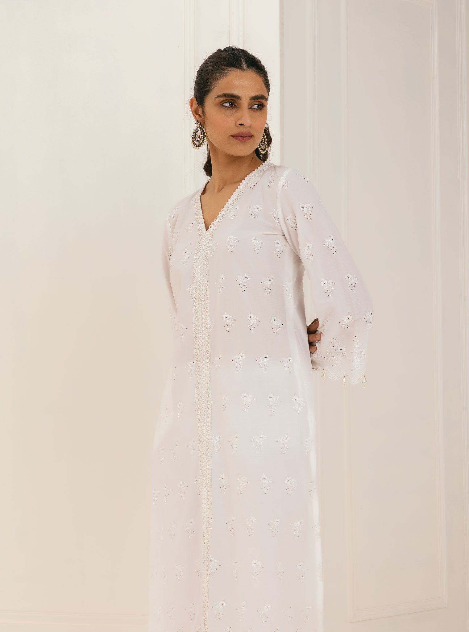 Mulmul Cotton Nitoi White Kurta With Nitoi White Palazzo