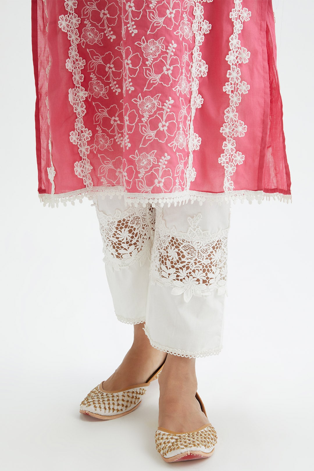 Mulmul Cotton Vireo Pink Kurta With Broad Lace Insert White Pyajama