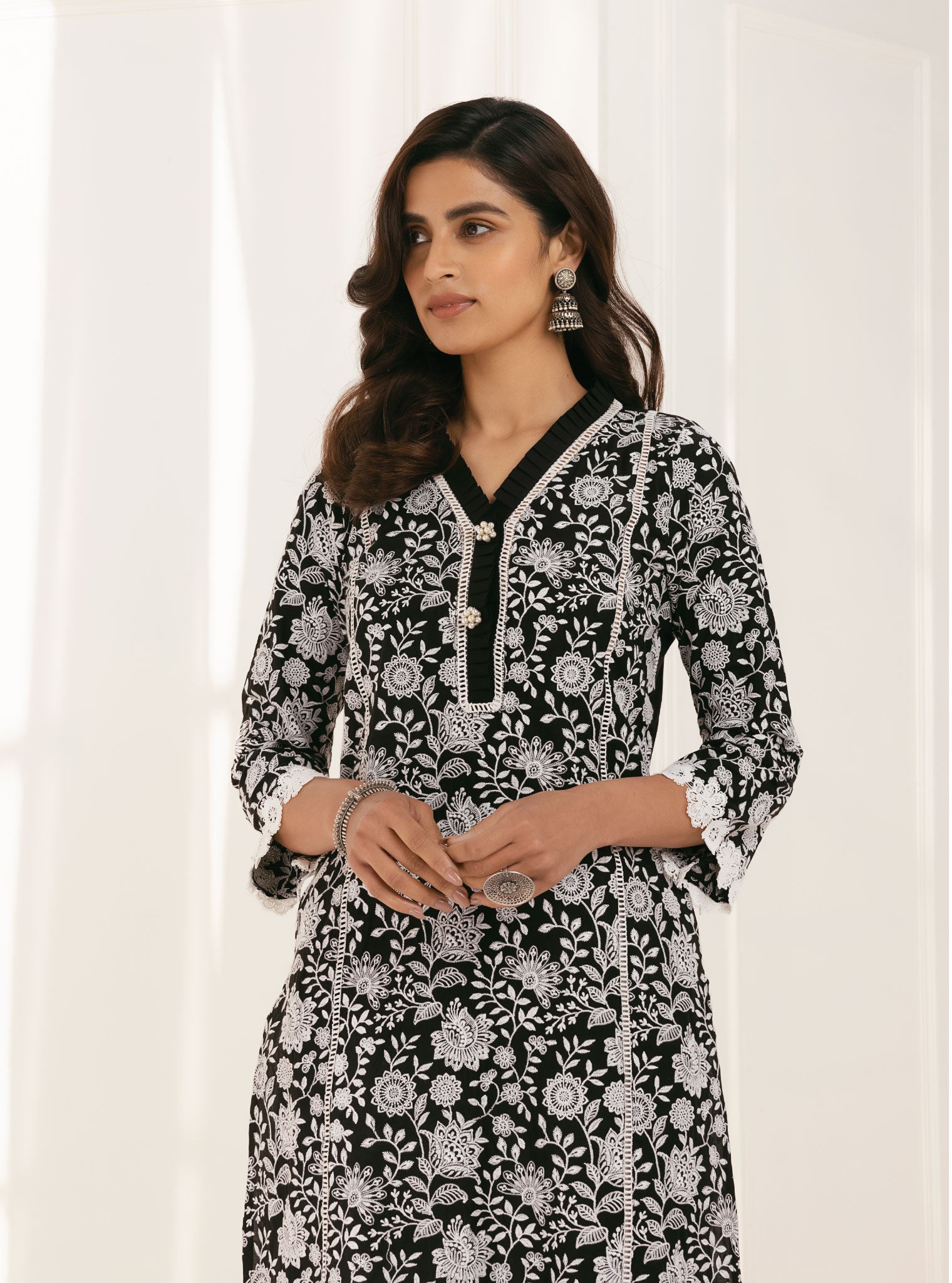 Mulmul Cotton Syari Black Kurta With Emb Organza White Scallop Pant