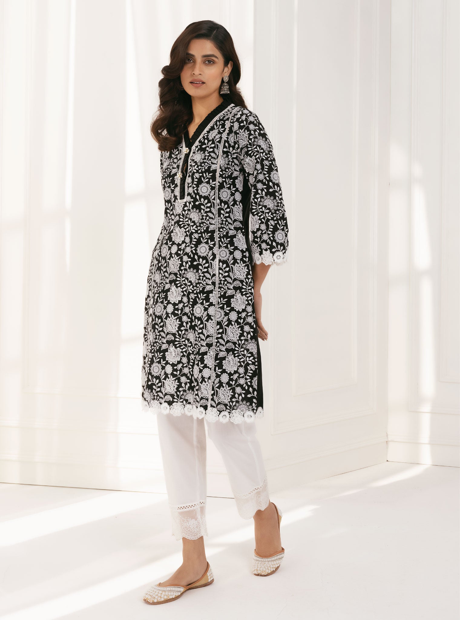 Mulmul Cotton Syari Black Kurta With Emb Organza White Scallop Pant