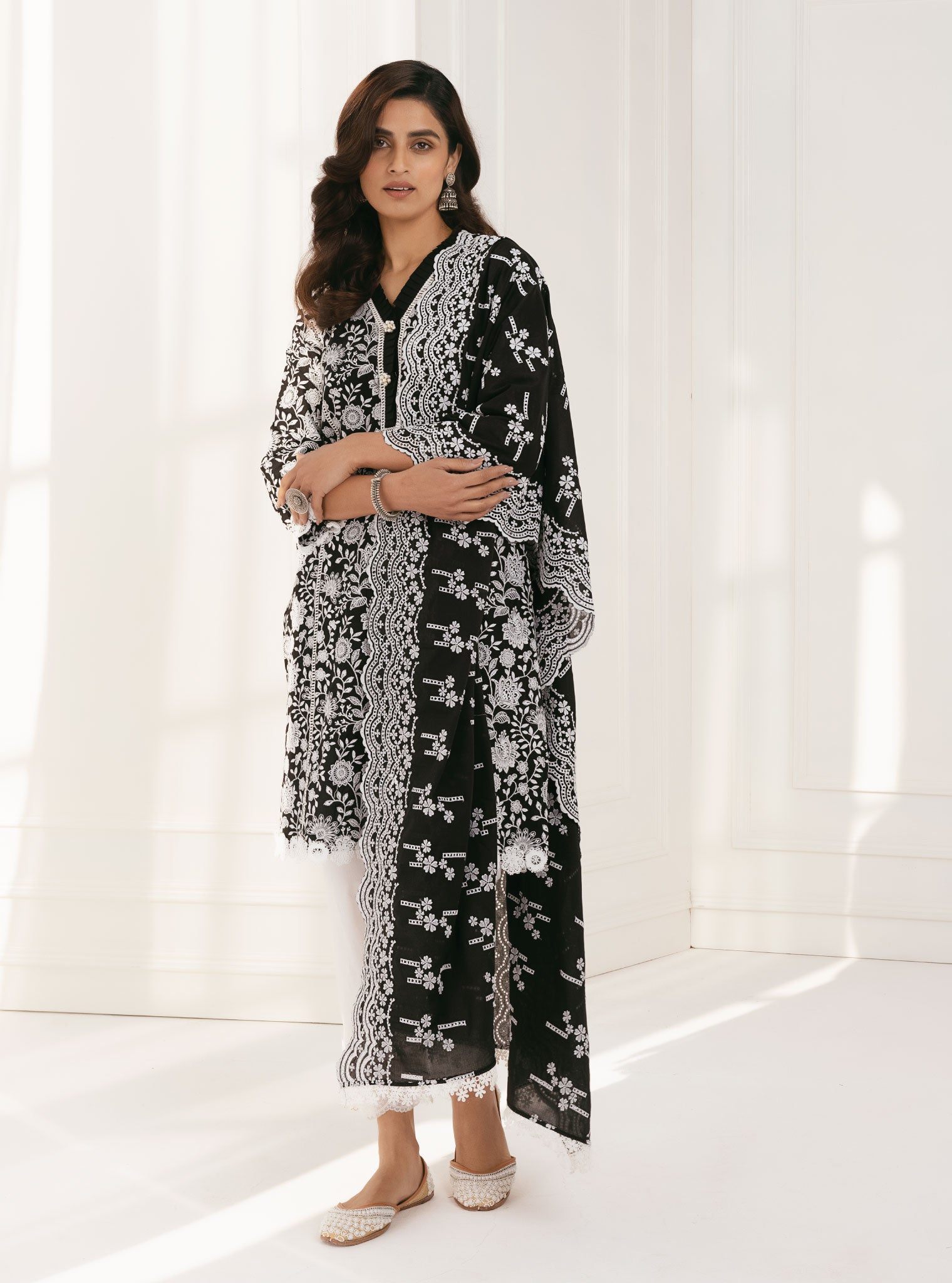 Mulmul Cotton Syari Black Kurta With Emb Organza White Scallop Pant